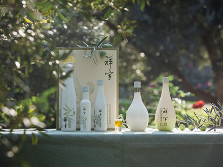 祥宇特級(jí)初榨橄欖油，純手工采摘、精選優(yōu)質(zhì)油橄欖鮮果，用意大利貝亞雷斯全自動(dòng)設(shè)備物理冷榨工藝，在鮮果采摘后8小時(shí)內(nèi)限時(shí)鮮榨而成。