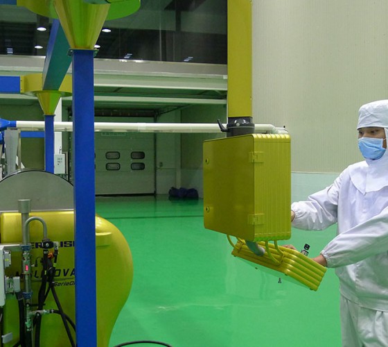 公司擁有三條原裝進(jìn)口冷榨橄欖油加工生產(chǎn)線(xiàn)，兩條德國(guó)福樂(lè)偉和一條意大利貝亞雷斯單一品種生產(chǎn)線(xiàn)，日加工鮮果能力達(dá)560噸，通過(guò)低溫純物理冷榨最大..