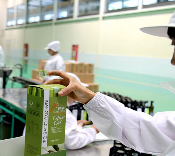 公司國(guó)通“訂單農(nóng)業(yè)”模式，獨(dú)創(chuàng)8小時(shí)限時(shí)鮮榨，從手工采摘、按質(zhì)收購(gòu)、便捷運(yùn)輸、純物理冷榨、充氮低恒溫儲(chǔ)存、灌裝等全程管理，并通過(guò)嚴(yán)格的品質(zhì)控..