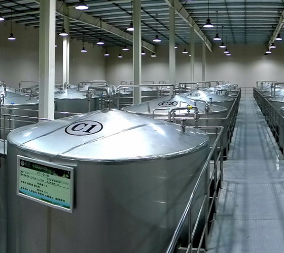 公司擁有都橄欖行業(yè)中亞洲最大的萬(wàn)噸標(biāo)準(zhǔn)化恒溫避光隔氧儲(chǔ)油庫(kù)，具備最佳的15℃-22℃低恒溫儲(chǔ)存環(huán)境。全部?jī)?chǔ)油罐采用食品級(jí)專(zhuān)用不銹鋼制作，采用..